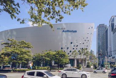 Busan, Güney Kore 15 Eylül 2019: Güneşli bir günde BexCo Oditoryum binasının dışı ve içi araba dolu yoğun yol