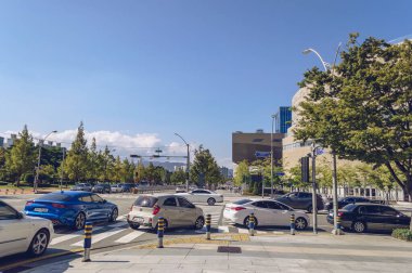 Busan, Güney Kore 15 Eylül 2019: Güneşli bir günde Shinsegae alışveriş merkezinin önünde araba ve yol çevirmek