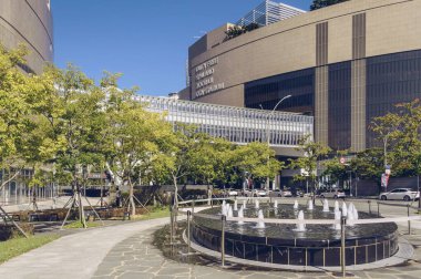 Busan, Güney Kore 15 Eylül 2019: Güneşli bir günde shinsegae vergisiz mağaza kompleksinin önündeki çeşme