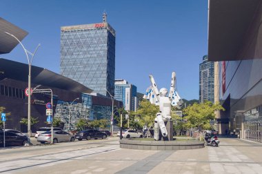 Busan, Güney Kore 15 Eylül 2019: Yolun karşısında KNN binası ve Busan sinema merkezi bulunan Sninsegae alışveriş merkezi yakınında bir heykel