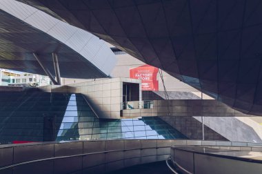 Busan, Güney Kore 15 Eylül 2019: Shinsegae binasının duvarında kırmızı pankartla Busan sinema merkezinin kıvrımlı patikaları
