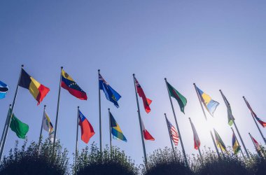 Güneşli bir günde farklı ülkelerin bayraklarından manzara