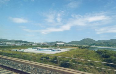 Yakınlarda göl ve şehir manzarası olan küçük su parkı ya da oyun parkı inşaatına yukarıdan bir göz at