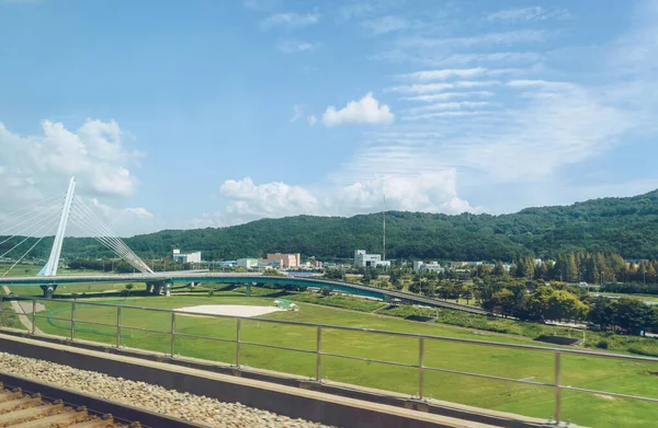 Vue Fenêtre Train Sur Pont Automobile Moderne Certains Bâtiments Dans — Photo