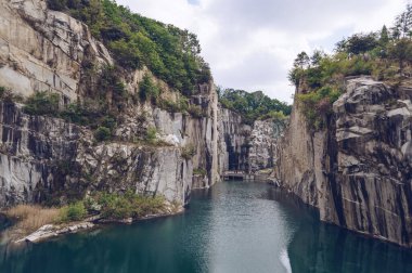 Pocheon, Güney Kore - 10 Mayıs 2017: Pocheon Sanat Vadisi 'nde çıkarılmış granit ocağının güzelliği