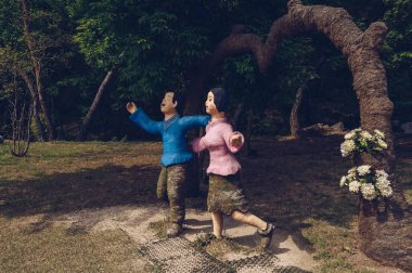 Pocheon, Güney Kore - 10 Mayıs 2017: Pocheon Sanat Vadisi 'nin girişinde şarkı söyleyen mutlu çift heykeli