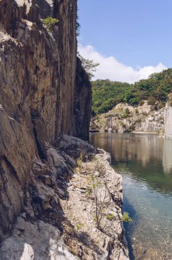 Pocheon, Güney Kore - 10 Mayıs 2017: Pocheon Sanat Vadisi 'nde güneşli bir günde kayalık dağların içinde küçük bir göl