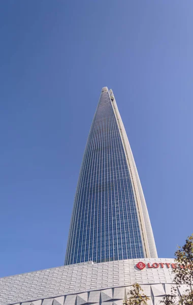 2019 뒷배경에 하늘이 보이는 타워의 — 스톡 사진