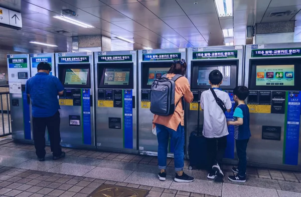 Seul Coréia Sul Setembro 2019 Pessoas Que Recarregam Seu Bilhete — Fotografia de Stock