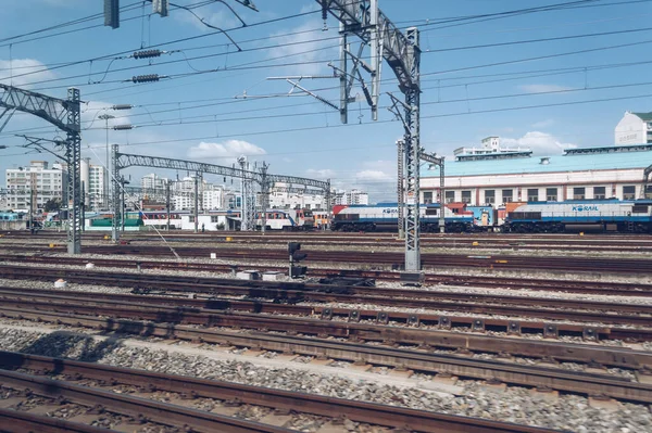 ソウル 9月2019 晴れた日に韓国の小さな都市の近くの鉄道線路 — ストック写真