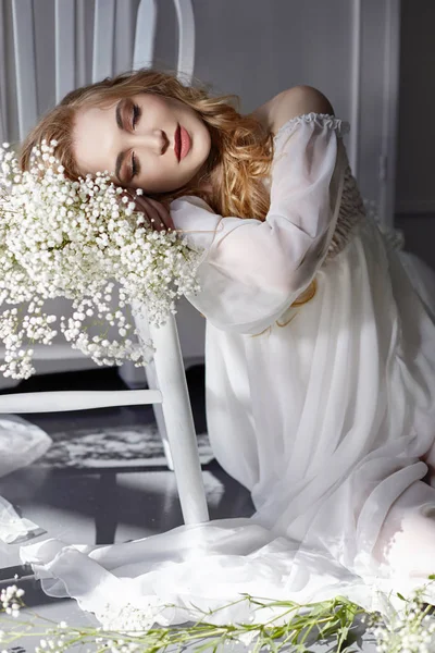 Chica Vestido Blanco Claro Pelo Rizado Retrato Mujer Con Flores — Foto de Stock