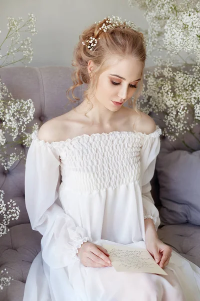 Menina Vestido Claro Branco Cabelo Encaracolado Retrato Mulher Com Flores — Fotografia de Stock