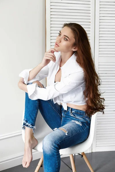 Menina Bonita Sexy Jeans Camisa Branca Sentada Uma Cadeira Cabelo — Fotografia de Stock