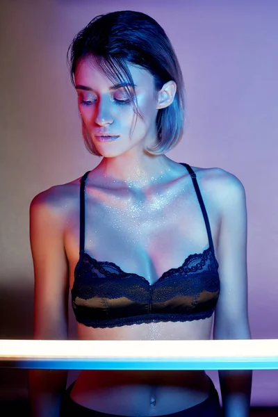 Neon Işık Çamaşırı Seksi Kadın Neon Işıkları Parlamayı Kızın Yüzündeki — Stok fotoğraf