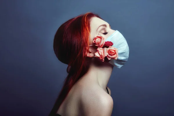 Mujer Pelirroja Moda Artística Con Respirador Médico Cara Flores Rosas — Foto de Stock