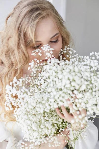 Lockenblondes Romantisches Aussehen Schöne Augen Weiße Wildblumen Den Händen Mädchen — Stockfoto