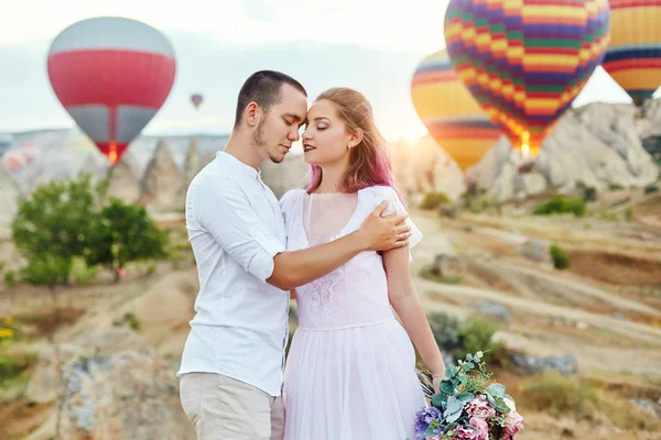 Verliefde Paar Staat Achtergrond Van Ballonnen Cappadocië Man Een Vrouw — Stockfoto