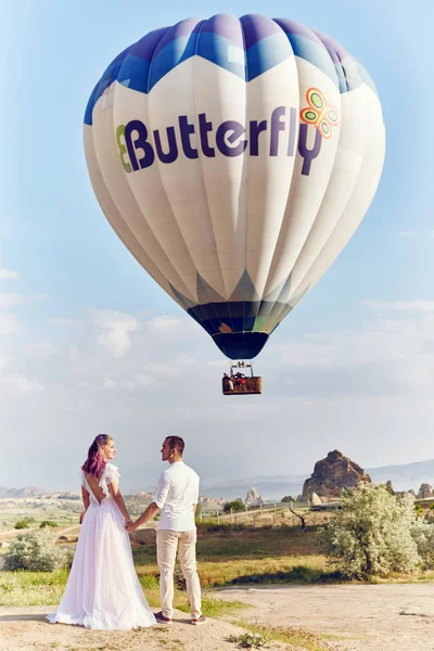 Pareja Enamorada Para Sobre Fondo Globos Capadocia Hombre Una Mujer —  Fotos de Stock