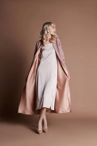 Красива Блондинка Позує Рожевому Пальто Бежевому Фоні Модне Шоу Одяг — стокове фото