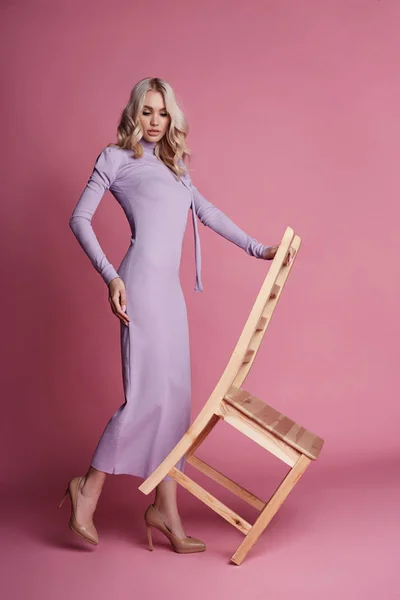 Moda Mulher Loira Bonita Malha Fechado Vestido Longo Fica Perto — Fotografia de Stock