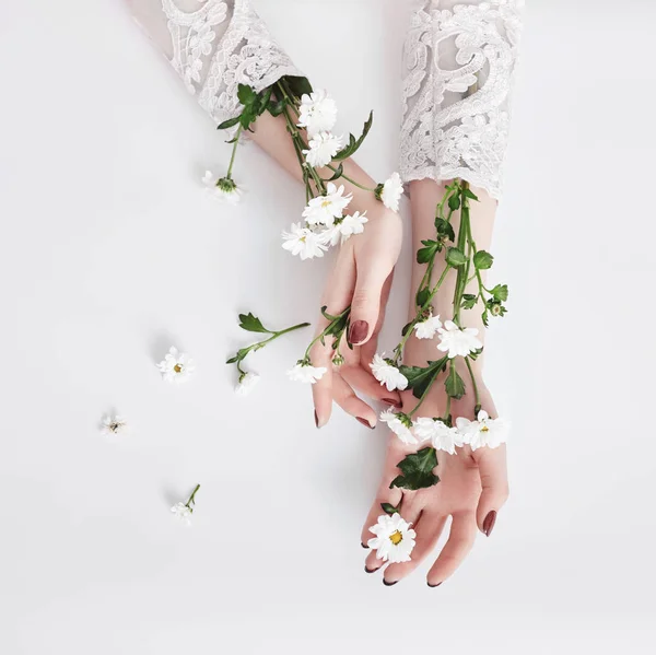 Naturalne Kosmetyki Dłoni Kwiatem Ekstrakt Produkt Kobieta Lato Moda Ręcznie — Zdjęcie stockowe