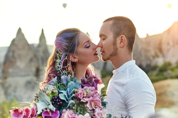 Verliefde Paar Staat Achtergrond Van Ballonnen Cappadocië Man Een Vrouw — Stockfoto