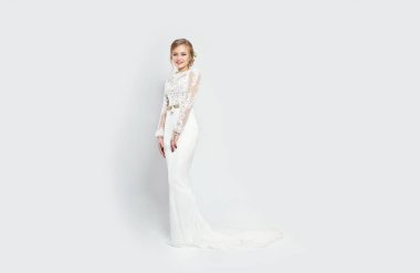 Beyaz bir arka plan üzerinde beyaz gelinlik gelin kadın. Bir kadın cesedi lüks elbise. Kız evlenmeye hazırlanıyor. Mükemmel bir şekil ve kadın elbise. Beyaz bir arka plan üzerinde yazıt için bir yer