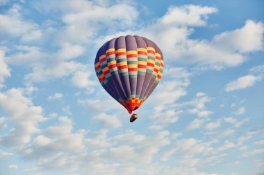 Büyük balon sabah şafak güneş ışınlarının gökyüzünde uçmak. Balonlar balonlar gökyüzünde bulutlar dağlar yukarıda. Kapadokya ana cazibe. Muhteşem görüntüsü