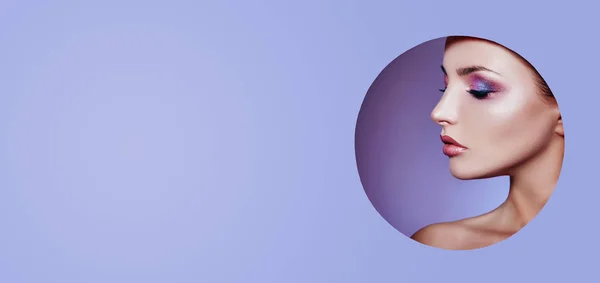 보라색 메이크업 화장품 패션에에서 원에서 광고를 합니다 메이크업 피부와 반짝이 — 스톡 사진
