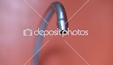 Eski dokunun yakın çekim damlayan suyun. Su dışarı kırık su dokunun çalışıyor. Temiz su, pervasız eksikliği kaynakları kullanın. Dokunun sızdırdığı onarım