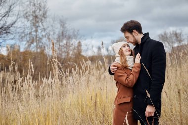 İki aşık Sevgililer günü Park'ta yürüyordunuz. Bir erkek ve bir kadın kucaklamak ve öpmek, bir çift aşık, ihale duygu ve aşk, sevgili