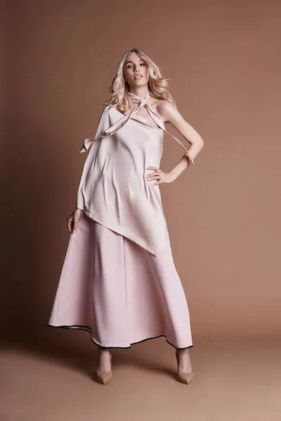 Сексуальна Розкішна Жінка Сукні Осіння Колекція Жіночого Одягу Модна Блондинка — стокове фото