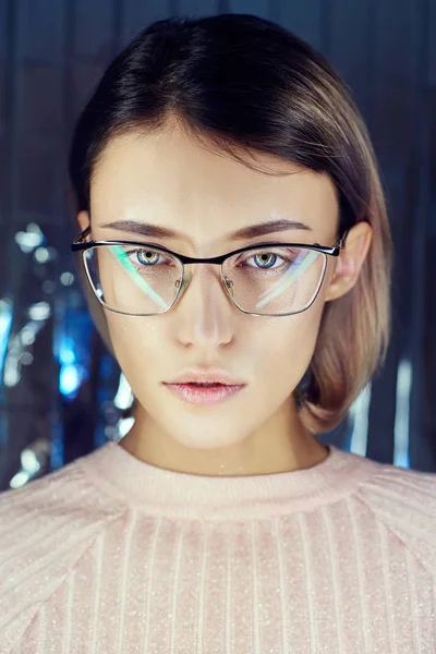 Portret Van Een Vrouw Neon Gekleurde Glazen Van Reflectie Achtergrond — Stockfoto