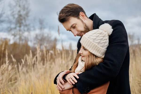 Paar Verliefd Wandelen Het Park Valentijnsdag Een Man Een Vrouw — Stockfoto