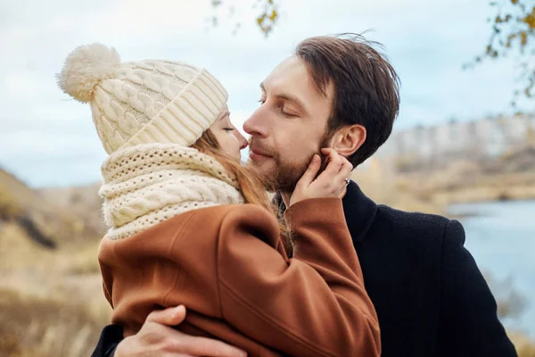 Paar Verliefd Wandelen Het Park Valentijnsdag Een Man Een Vrouw — Stockfoto