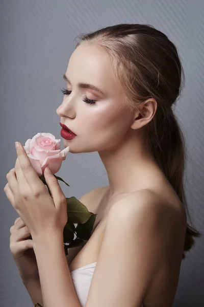 Menina Loira Segurando Flores Rosa Perto Seu Rosto Retrato Beleza — Fotografia de Stock