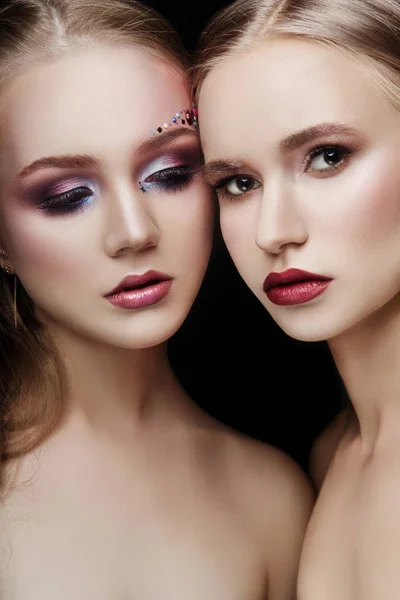 Sztuka Makijażu Dwie Dziewczyny Przytulanie Mnóstwo Dżetów Różnych Kształtach Piękny — Zdjęcie stockowe