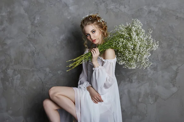 Menina Vestido Claro Branco Cabelo Encaracolado Retrato Mulher Com Flores — Fotografia de Stock
