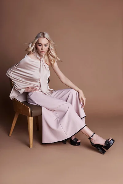 Sexy Luxuriöse Frau Einem Kleid Auf Einem Stuhl Sitzend Herbstkollektion — Stockfoto