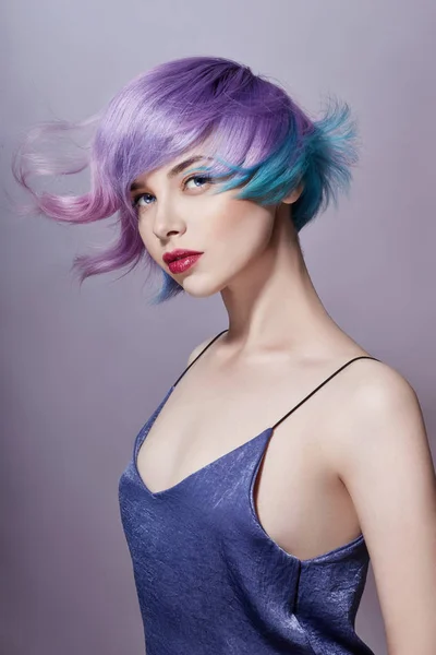 Retrato Uma Mulher Com Cabelo Voador Colorido Brilhante Todos Tons — Fotografia de Stock