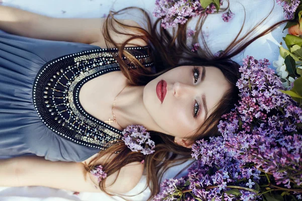 Красива Дівчина Сукні Позує Лежачи Бузкових Гілках Літній День Фіолетові — стокове фото