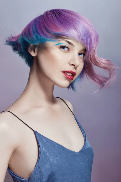 一个有着明亮的彩色飘扬的头发 各种紫色的女人的画像 美丽的嘴唇和妆容 头发在风中飘扬 有短发的性感女孩 专业色彩 — 图库照片