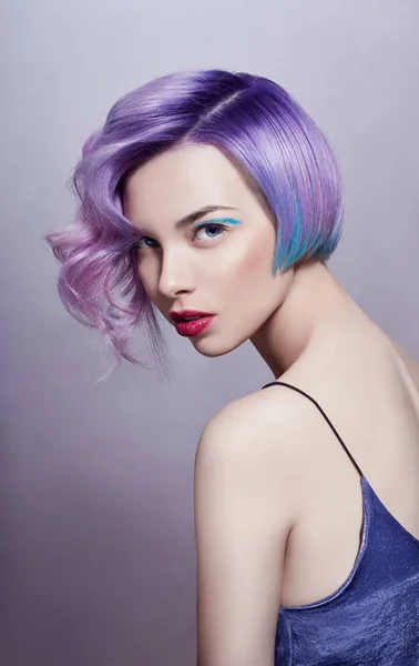 Retrato Uma Mulher Com Cabelo Voador Colorido Brilhante Todos Tons — Fotografia de Stock