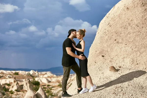 Verliefd Oost Paar Bergen Van Cappadocië Knuffels Kusjes Liefde Liefdevolle — Stockfoto