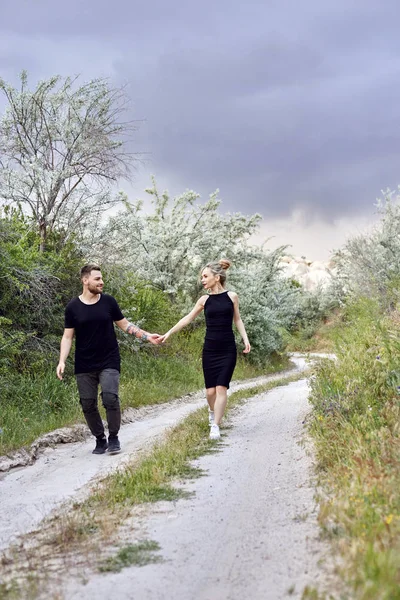 Câlins Baiser Couple Amoureux Dans Les Branches Des Buissons Marche — Photo