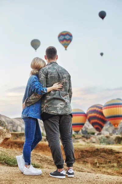 Verliefde Paar Staat Achtergrond Van Ballonnen Cappadocië Man Vrouw Heuvel — Stockfoto