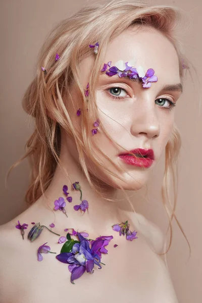 Retrato Una Mujer Rubia Con Pétalos Flores Cara Cerca Maquillaje — Foto de Stock