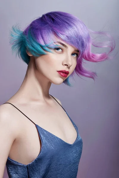 Retrato Uma Mulher Com Cabelo Voador Colorido Brilhante Todos Tons — Fotografia de Stock