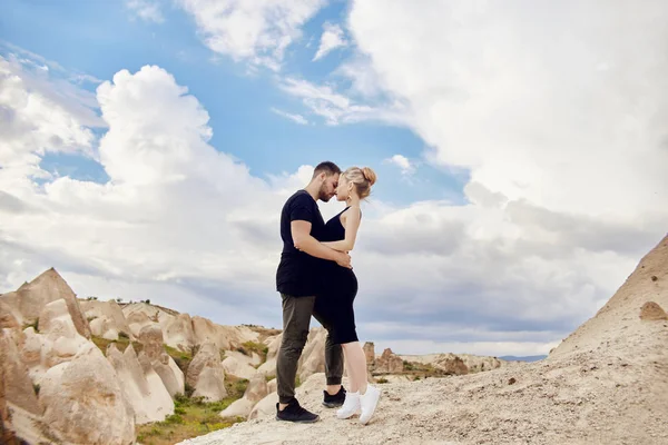 Moda Pareja Del Este Abrazándose Con Las Montañas Fondo Relación —  Fotos de Stock