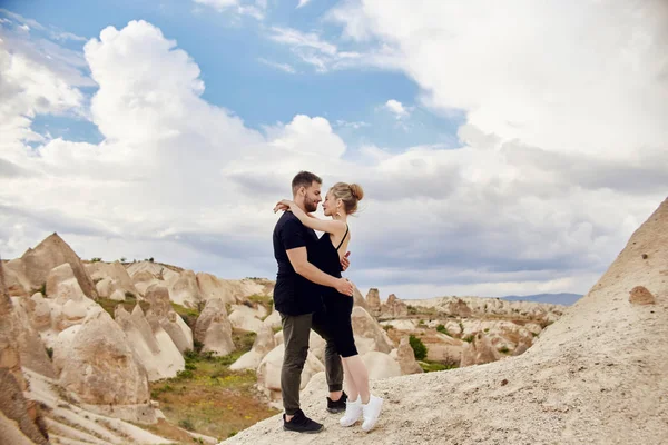 Moda Pareja Del Este Abrazándose Con Las Montañas Fondo Relación —  Fotos de Stock